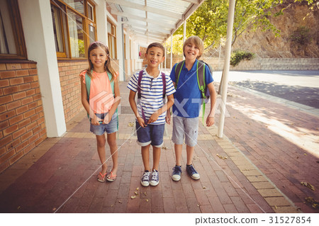 Smiling school kids standing in school corridor 31527854