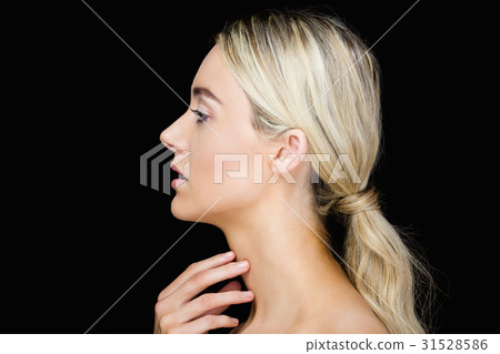 Portrait of woman posing for the camera 31528586