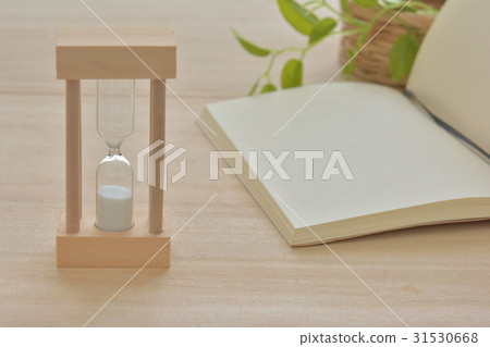 Hourglass wood grain background Hourglass wood grain background 31530668