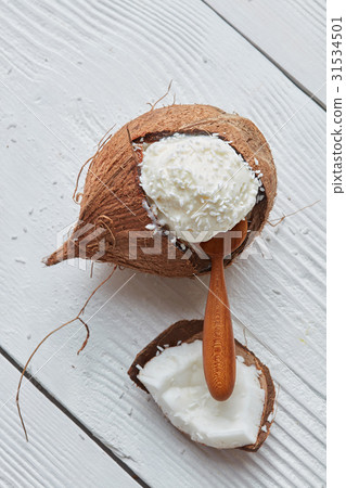 Delicious vanilla ice cream in coconut 31534501