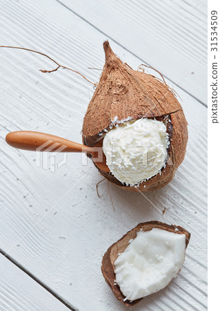 Delicious vanilla ice cream in coconut Delicious vanilla ice cream in coconut 31534509