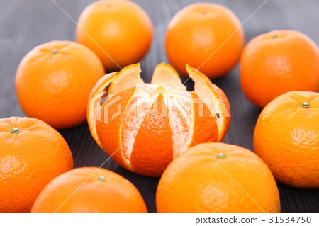 圓形新鮮的橘子 31534750