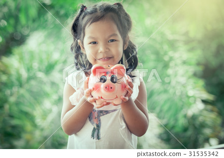 asian little girl holding Piggy Bank 31535342