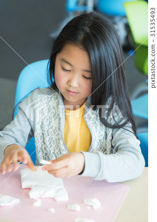 小學生做繪畫工作 小學生做繪畫工作 31535493