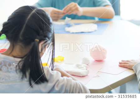 小學生做繪畫工作 小學生做繪畫工作 31535685