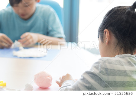 小學生做繪畫工作 小學生做繪畫工作 31535686