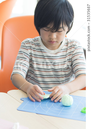 小學生做繪畫工作 小學生做繪畫工作 31535687