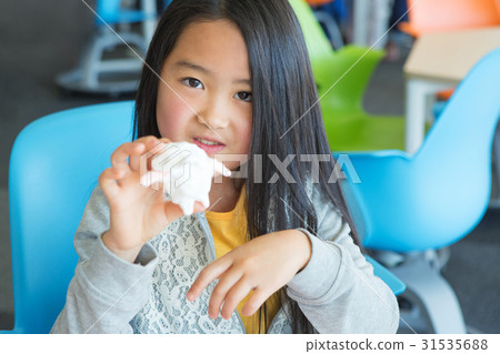 小學生做繪畫工作 小學生做繪畫工作 31535688