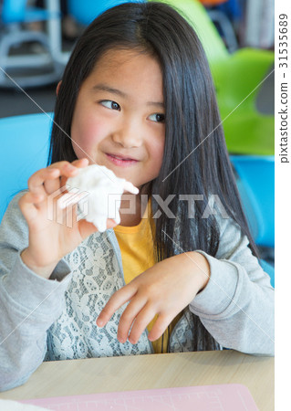 小學生做繪畫工作 小學生做繪畫工作 31535689