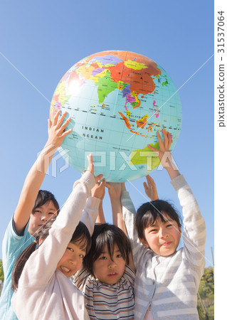 Elementary school student who lifts the globe 31537064