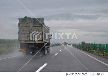 在雨天高速公路上行駛，超車道 31538396