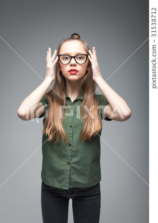 young girl with glasses 31538712