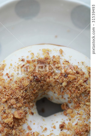 Fluffy white chocolate and walnut donuts Fluffy white chocolate and walnut donuts 31539493