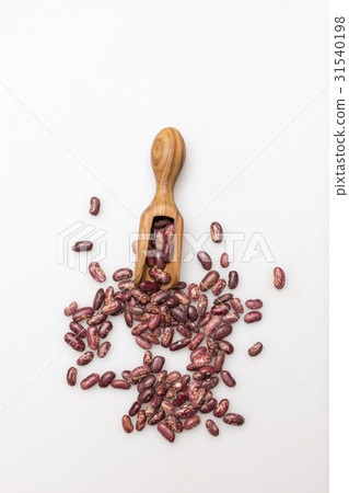 Organic red beans and olive wood scoop on whie 31540198