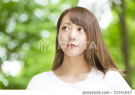 秀麗新鮮的綠色看的婦女 31541657