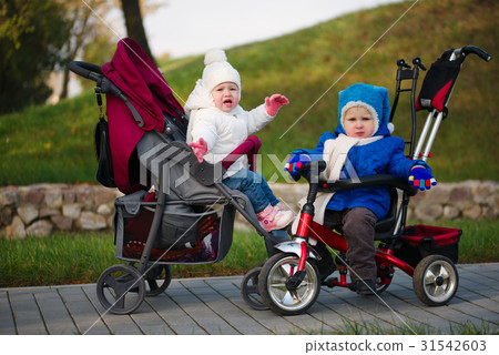 boy and girl met in strollers boy and girl met in strollers 31542603