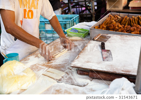 Man cooks youtiao at the street market 31543671