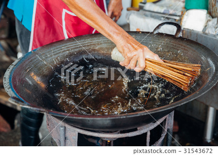 Man cleans wok Man cleans wok 31543672