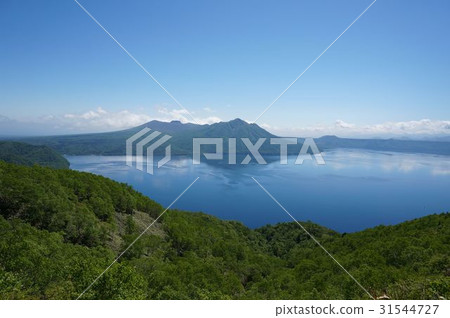 View of Lake Shikotsu from Monbetsu-dake in fresh green, Tarumae mountain and Wind Fermatake 31544727