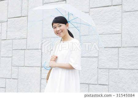 有乙烯基傘的一名婦女 31545084