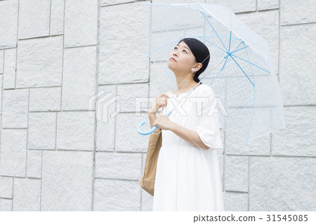有乙烯基傘的一名婦女 31545085