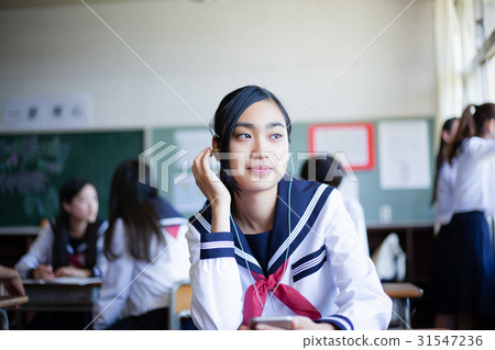 學生聽音樂 學生聽音樂 31547236