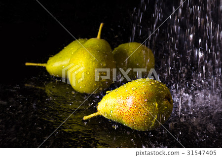 Group of pears with falling water drops Group of pears with falling water drops 31547405