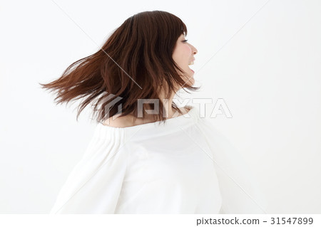 女子 31547899