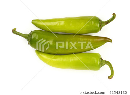 圖庫照片: green fresh jalapeno peppers close up on white