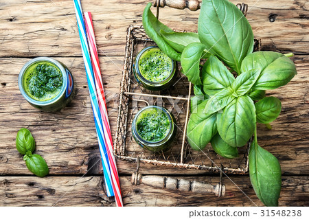 Smoothies with basil 31548238