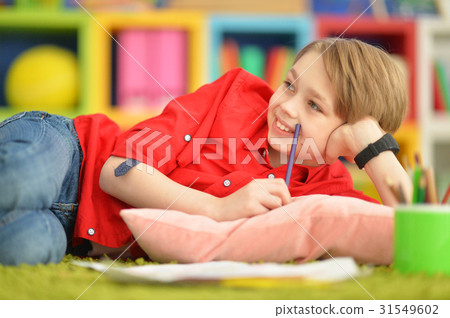 Cute boy drawing with pencils Cute boy drawing with pencils 31549602