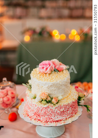 White wedding cake with flowers White wedding cake with flowers 31550793