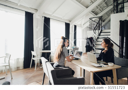 Business women discuss on meeting in modern office 31551723