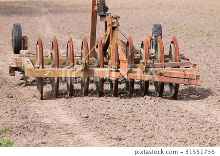 Old farm equipment 31551736
