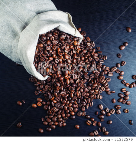 Scattered coffee beans Scattered coffee beans 31552579