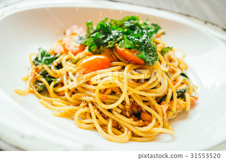 Spicy spaghetti and pasta with salmon 31553520