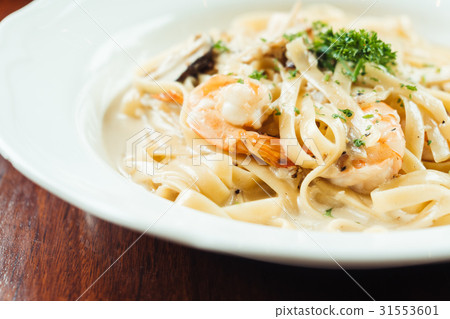 fettucine white cream sauce with shrimp and mushroom fettucine white cream sauce with shrimp and mushroom 31553601