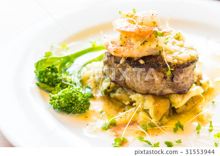 Grilled beef and shrimp or prawn steak 31553944