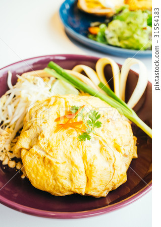 Egg wrap pad thai noodle 31554183