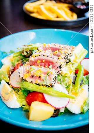Raw and fresh tuna meat with sesame and salad Raw and fresh tuna meat with sesame and salad 31554335