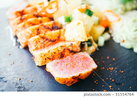 Grilled raw tuna salad with vegetable Grilled raw tuna salad with vegetable 31554764