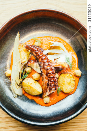 Grilled charred octopus 31555089