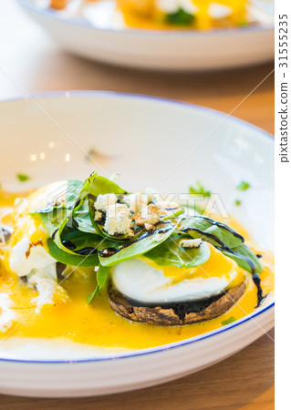 Mushroom and egg benedict in white plate Mushroom and egg benedict in white plate 31555235