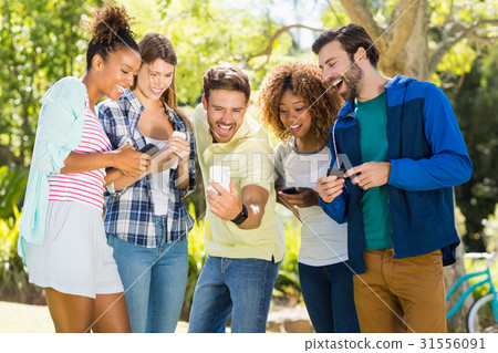 圖庫照片: group of friends taking a selfie with the mobile phone