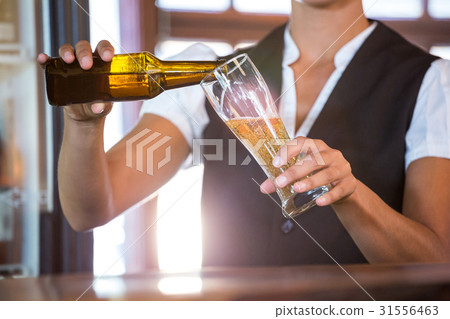 Waitress preparing a beer 31556463