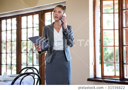 Woman making a phone call 31556822