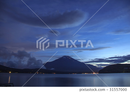 跳舞在山湖邊雲彩的雲彩在富士山 31557000
