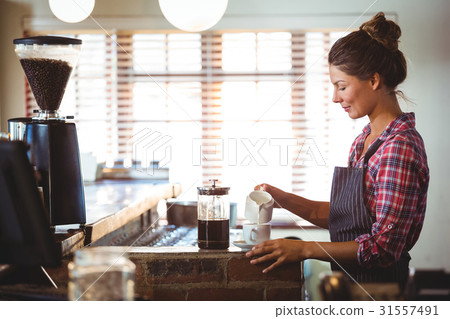 Waitress preparing a coffee 31557491