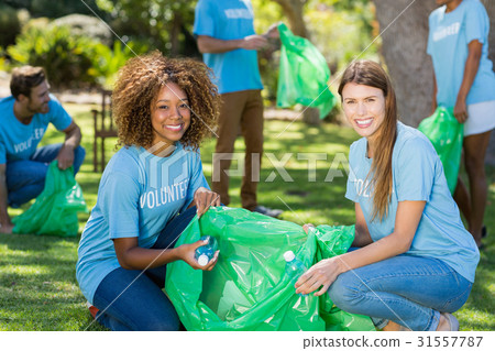 Group of volunteer collecting rubbish Group of volunteer collecting rubbish 31557787