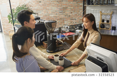 Barista, couple, cafe 31558523